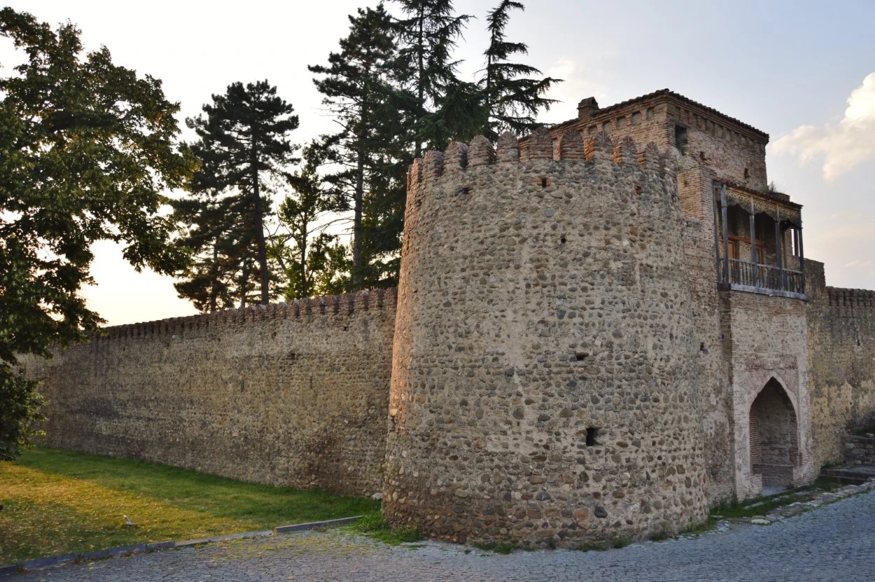 Telavi. Fortaleza Batonis Tsikhe. Torre y portada sureste