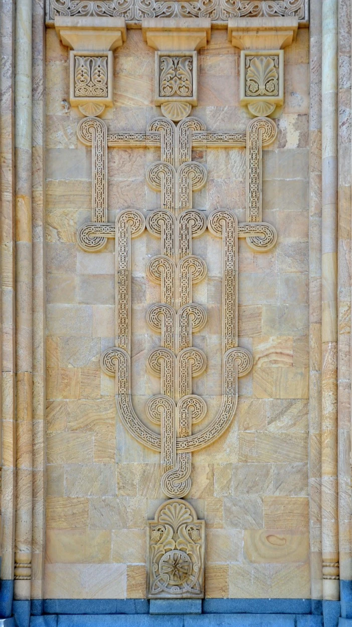 Tiflis. Catedral de Santísima Trinidad. Detalle ornamental en muros externos, toma 2