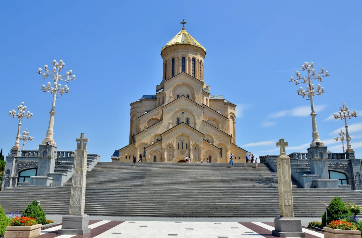 Tiflis. Catedral de Santísima Trinidad. Vista desde el paseo de entrada, toma 1