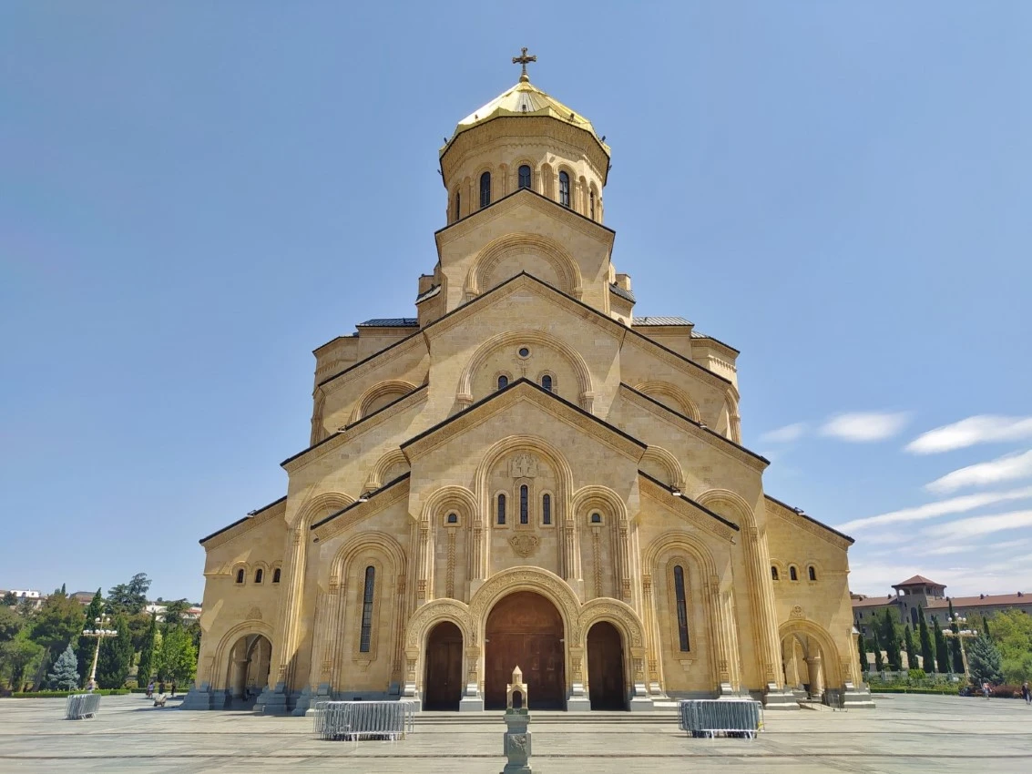 Tiflis. Catedral de Santísima Trinidad. Vista desde la plataforma, toma 1