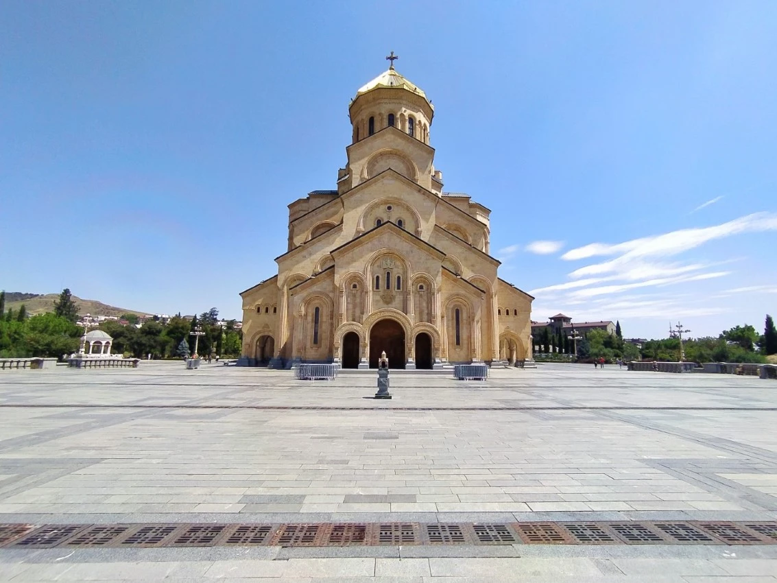 Tiflis. Catedral de Santísima Trinidad. Vista desde la plataforma, toma 2