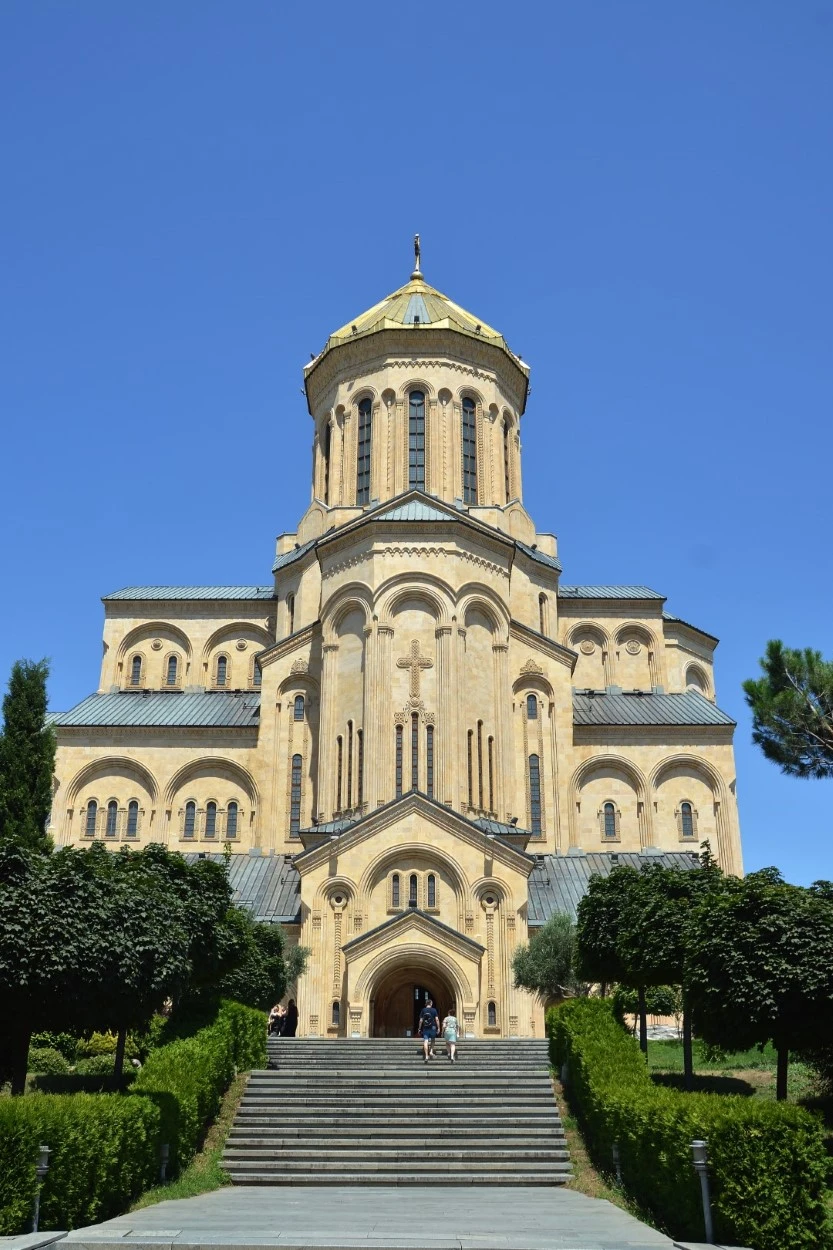 Tiflis. Catedral de Santísima Trinidad. Vista meridional