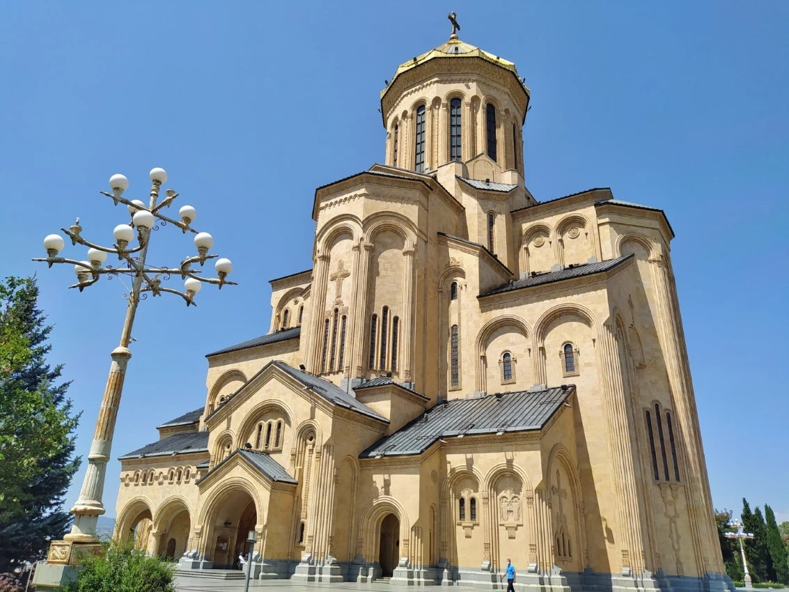 Tiflis. Catedral de Santísima Trinidad. Vista suroriental