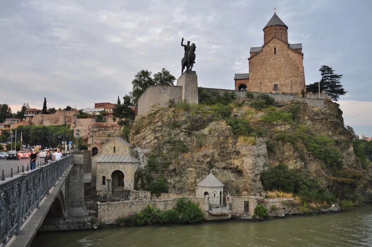 Tiflis. Iglesia y puente Metekhi sobre el Kurá, estatua rey Vakhtang Gorgasali y capillas