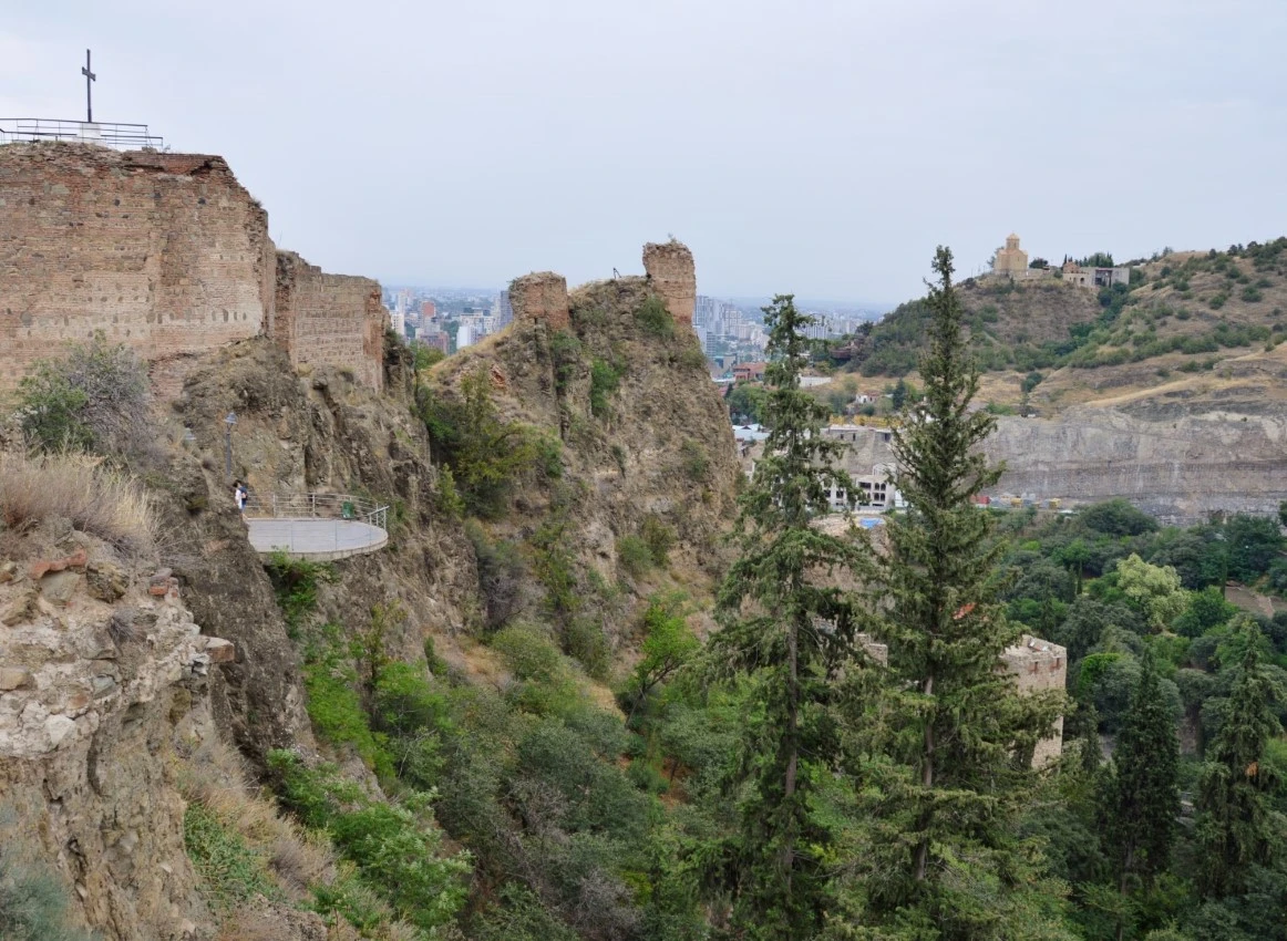 Tiflis. Murallas de la fortaleza Narikala y mirador