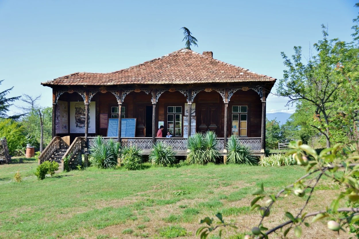 Tiflis. Museo Etnográfico al Aire Libre. Exterior de una vivienda tradicional