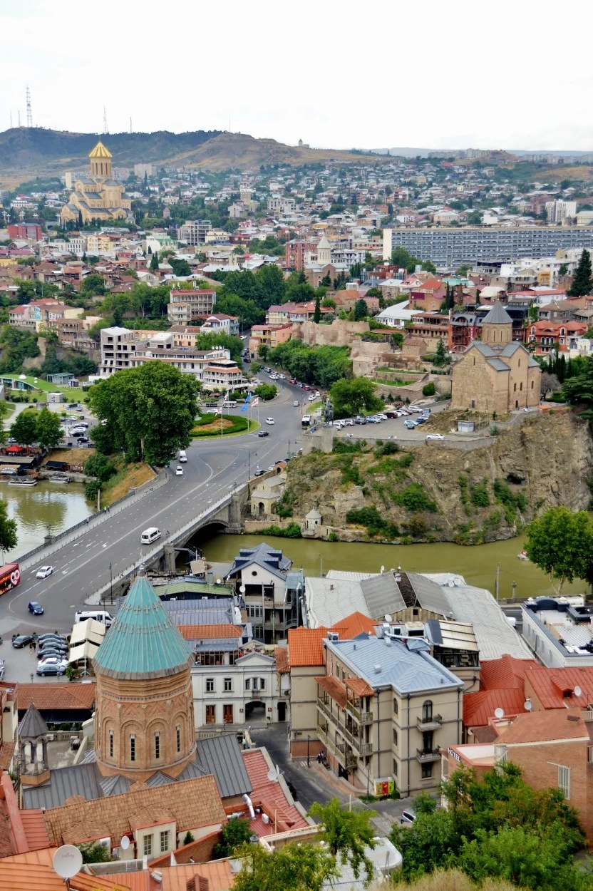 Tiflis. Panorámica desde Narikala san Jorge, puente e iglesia Metekhi. Al fondo catedral Trinidad