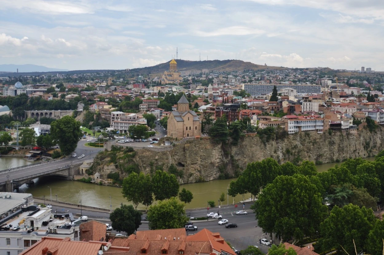 Tiflis. Panorámica desde Narikala. Río Kurá, iglesia Metekhi y catedral Trinidad