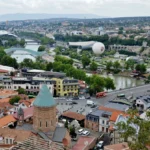 Paisagem da Geórgia mostrando as montanhas do Cáucaso, a cidade antiga de Tbilisi e vinhedos tradicionais