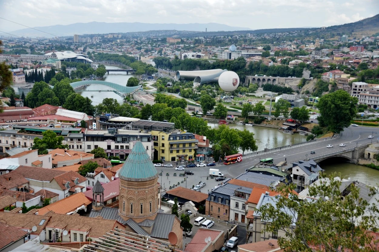 Paisagem da Geórgia mostrando as montanhas do Cáucaso, a cidade antiga de Tbilisi e vinhedos tradicionais