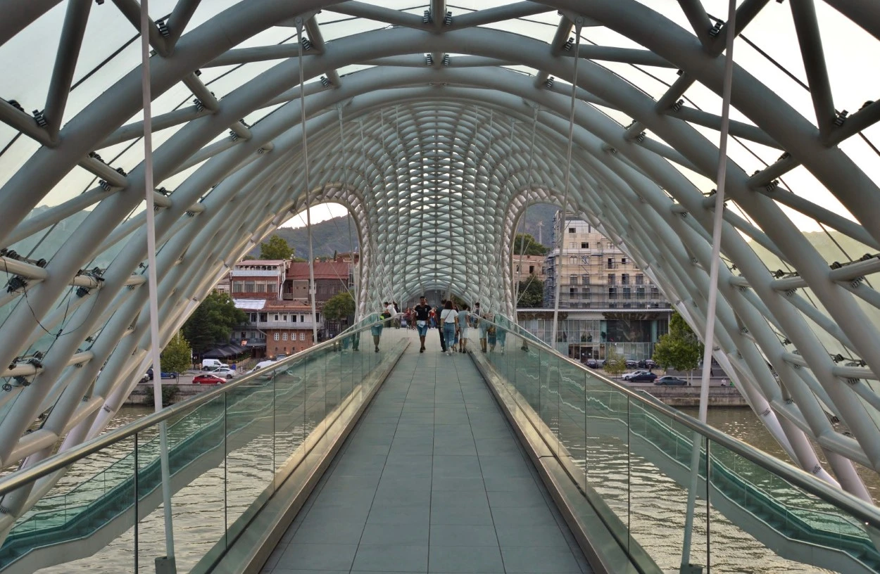 Tiflis. Puente de la Paz, vista hacia el oeste