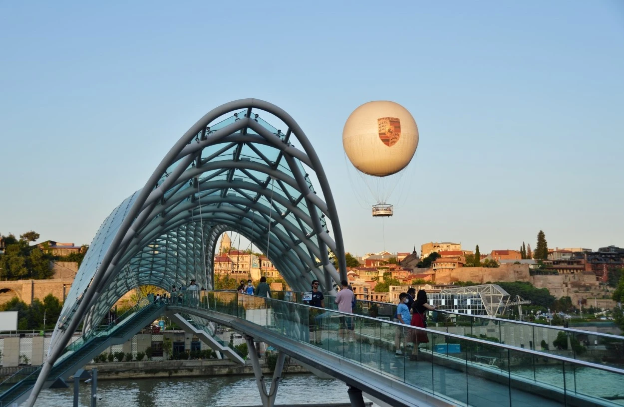 Tiflis. Puente de la Paz. A la derecha, globo aerostático y palacio Reina Darejan