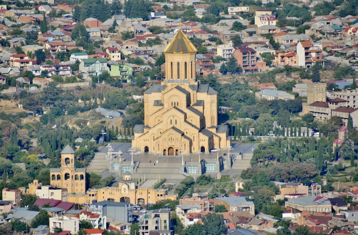 Tiflis. Vista de catedral de Santísima Trinidad desde el parque Mtatsminda