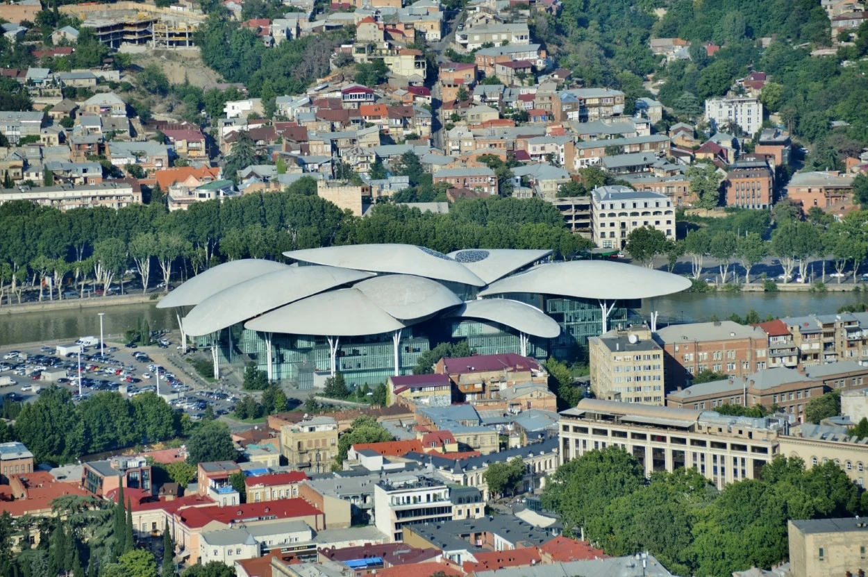 Tiflis. Vista del Salón de Servicios Públicos desde el parque Mtatsminda