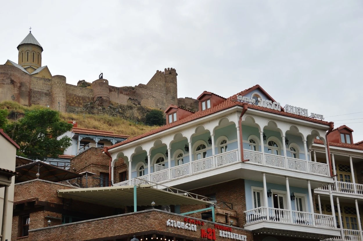 Tiflis. Vista del hotel Awani, fortaleza Narikala e iglesia de san Nicolás