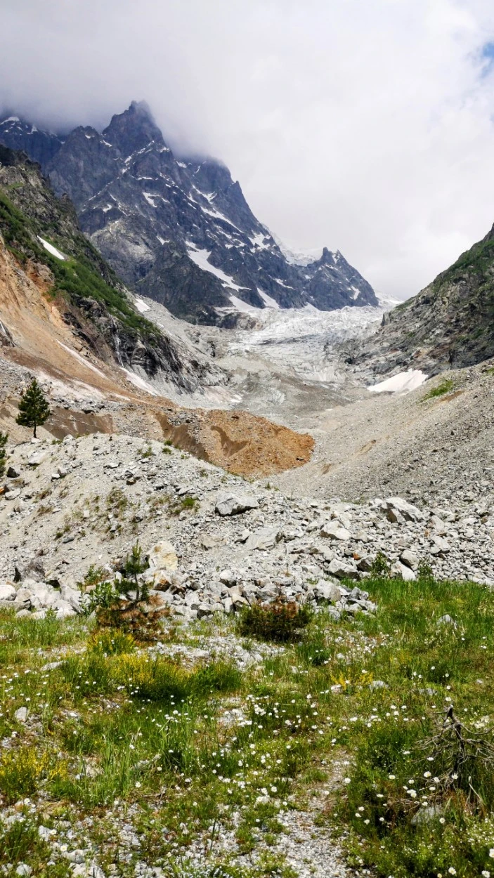 Imponente paisaje del Glacial Chalaadi rodeado de montañas
