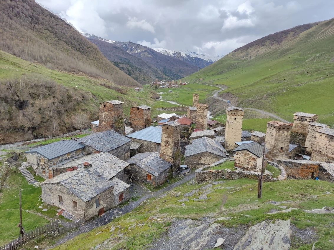 Las icónicas torres defensivas de Svaneti se alzan majestuosamente ante el imponente Monte Ushba