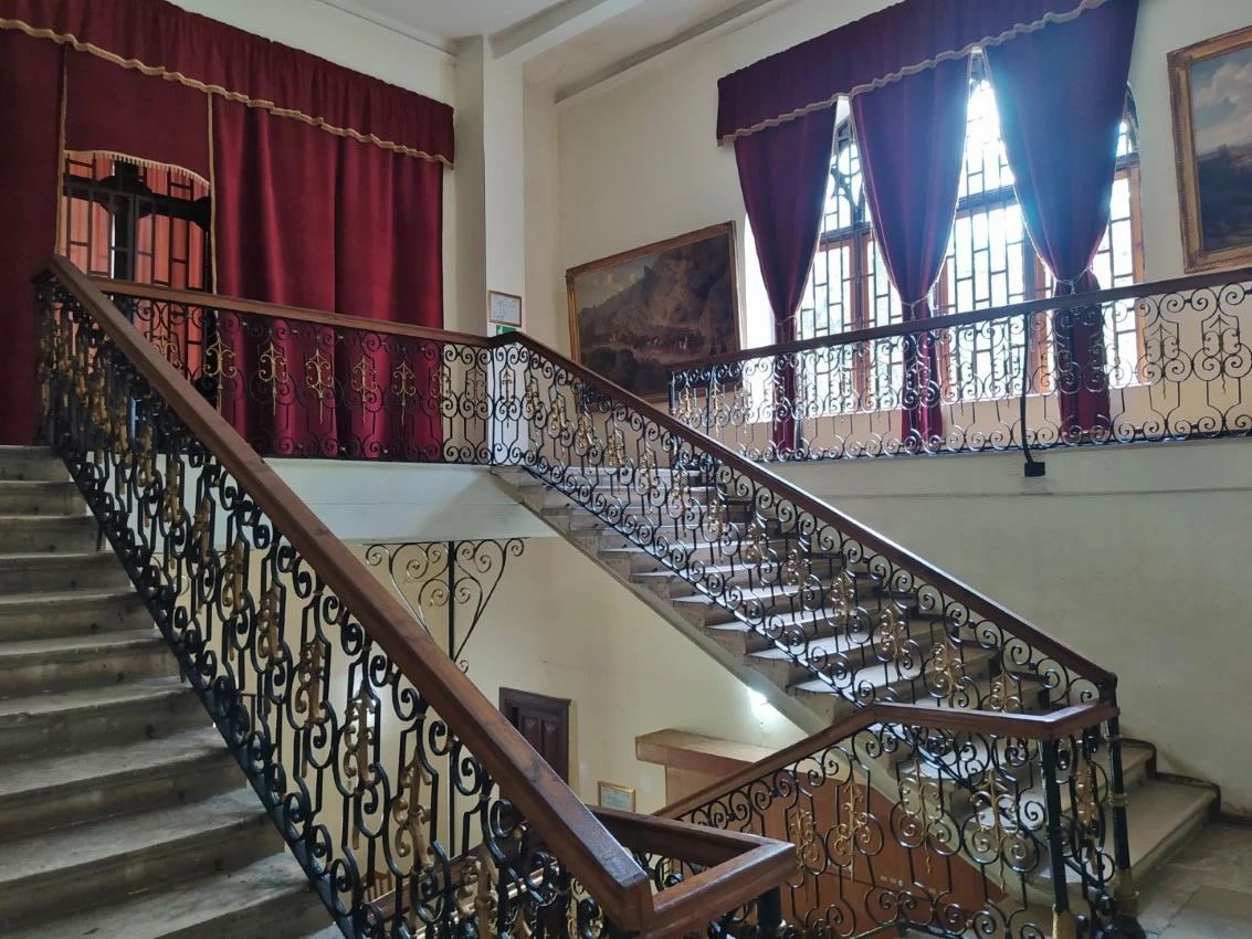 Zugdidi. Palacio Dadiani. Escalera