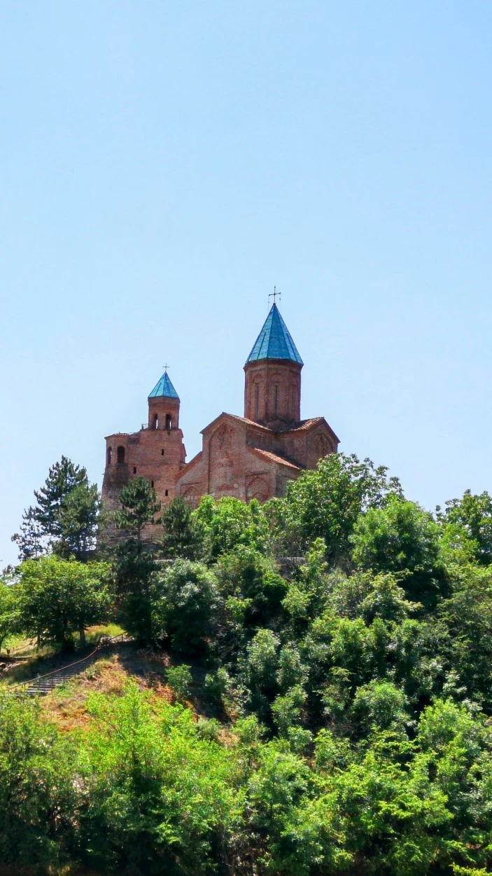 La majestuosa Iglesia de los Arcángeles domina el paisaje de la antigua capital de Kakheti