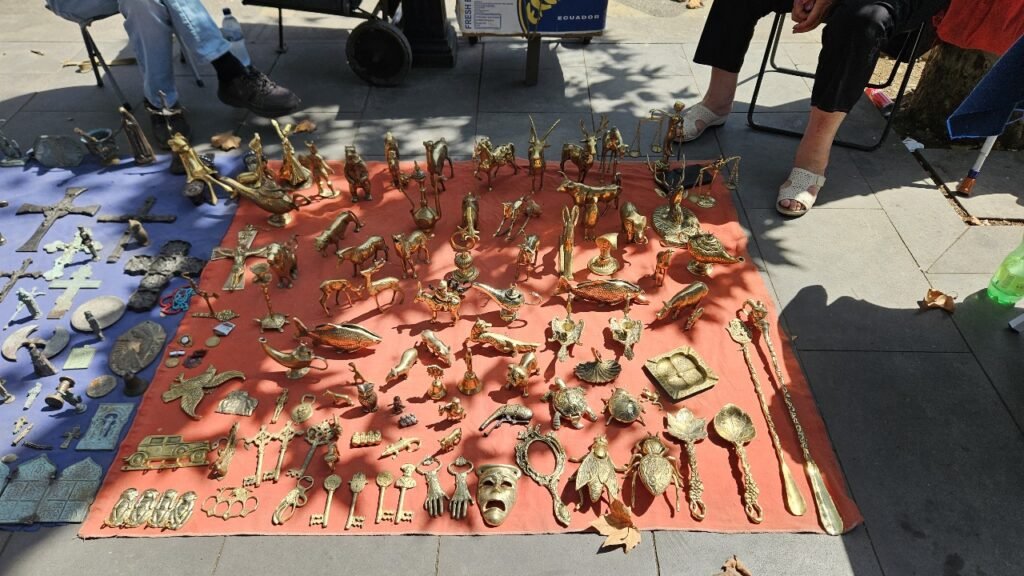 Variedade de figuras e objetos de bronze à venda no mercadinho da Ponte Seca de Tbilisi